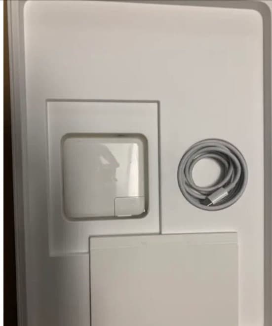 美品Macbook Pro 新品バッテリ　i5　265Gb/8Gb