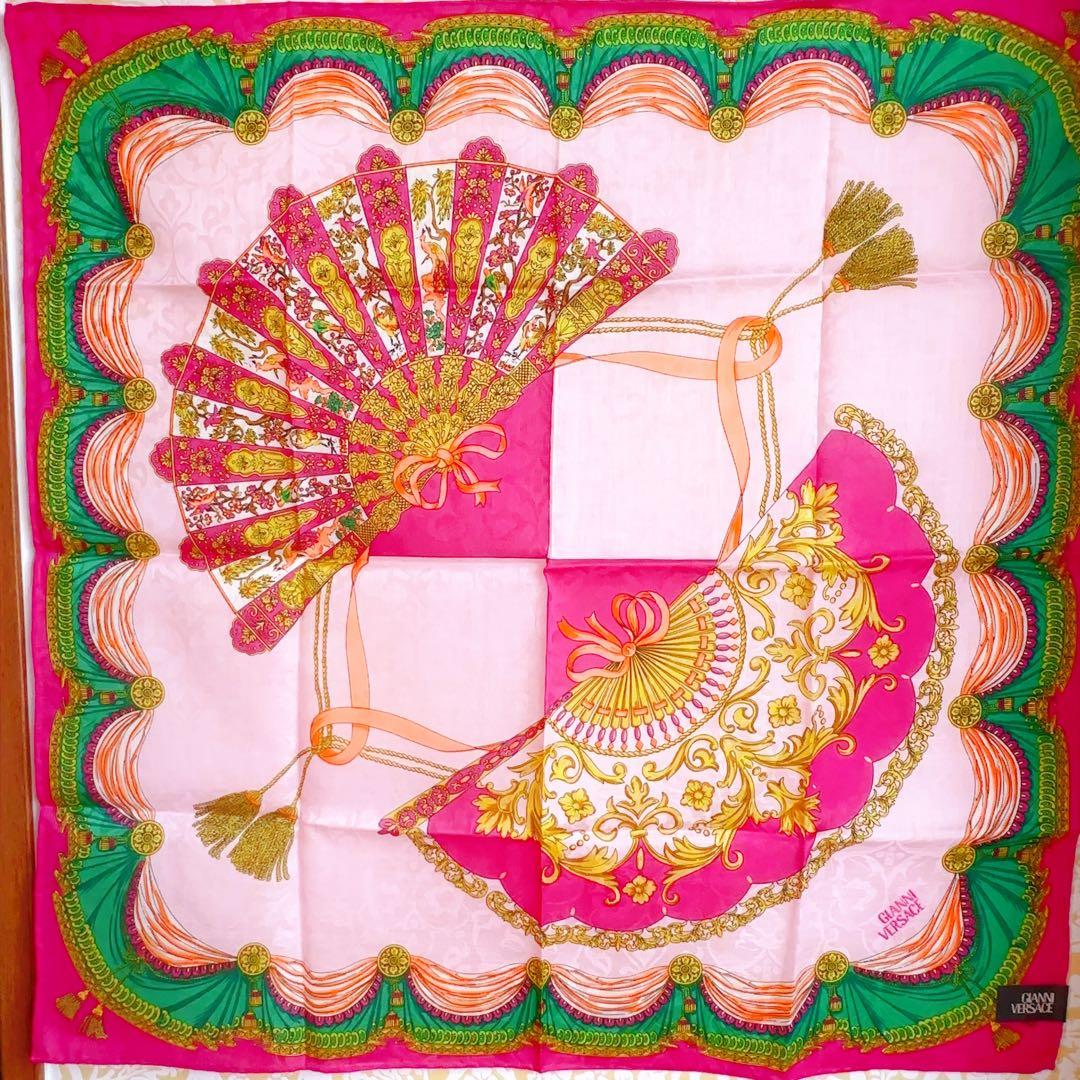 【新品】VERSACE 刺繍入り　アンティーク扇子柄　大判ハンカチ　ヴェルサーチ