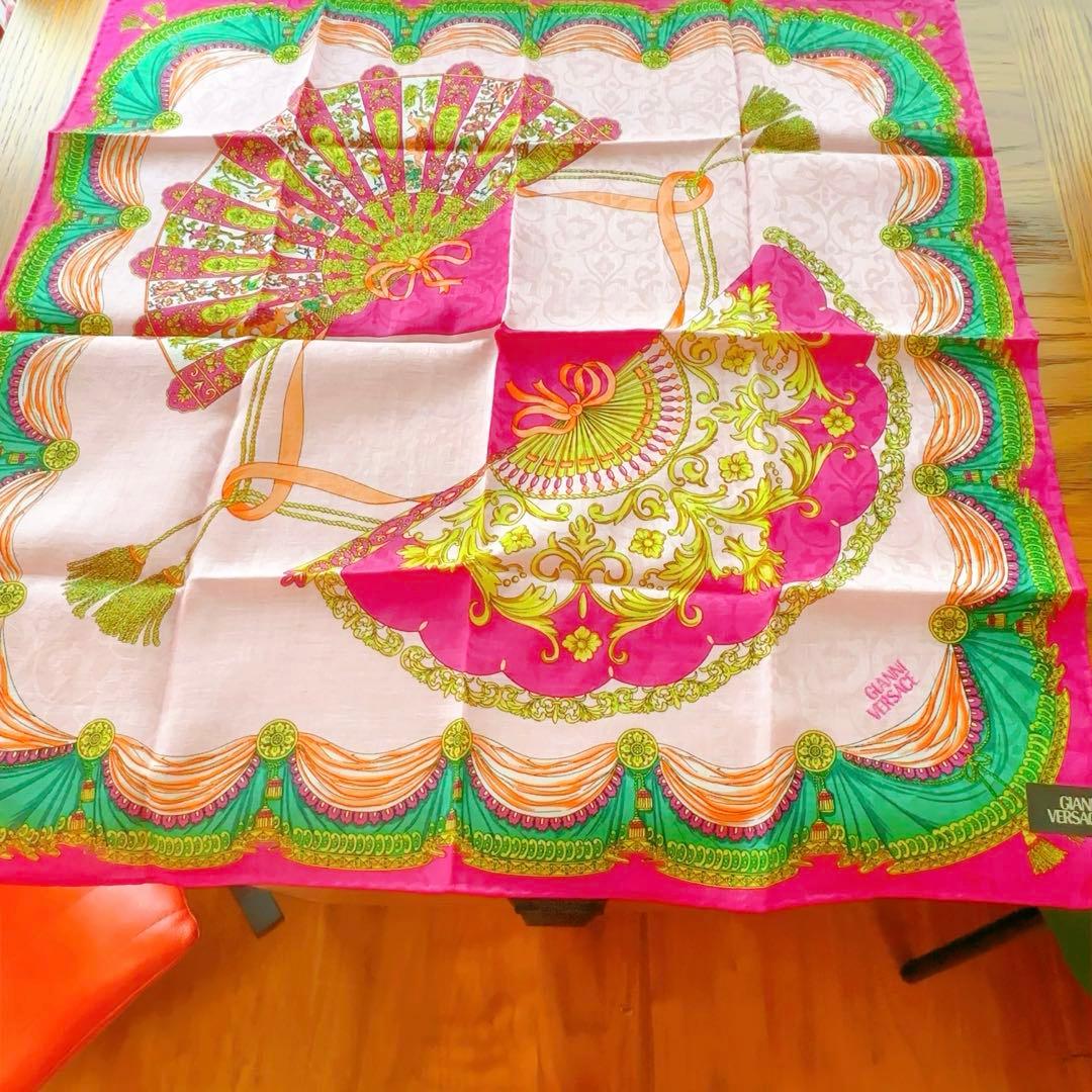 【新品】VERSACE 刺繍入り　アンティーク扇子柄　大判ハンカチ　ヴェルサーチ