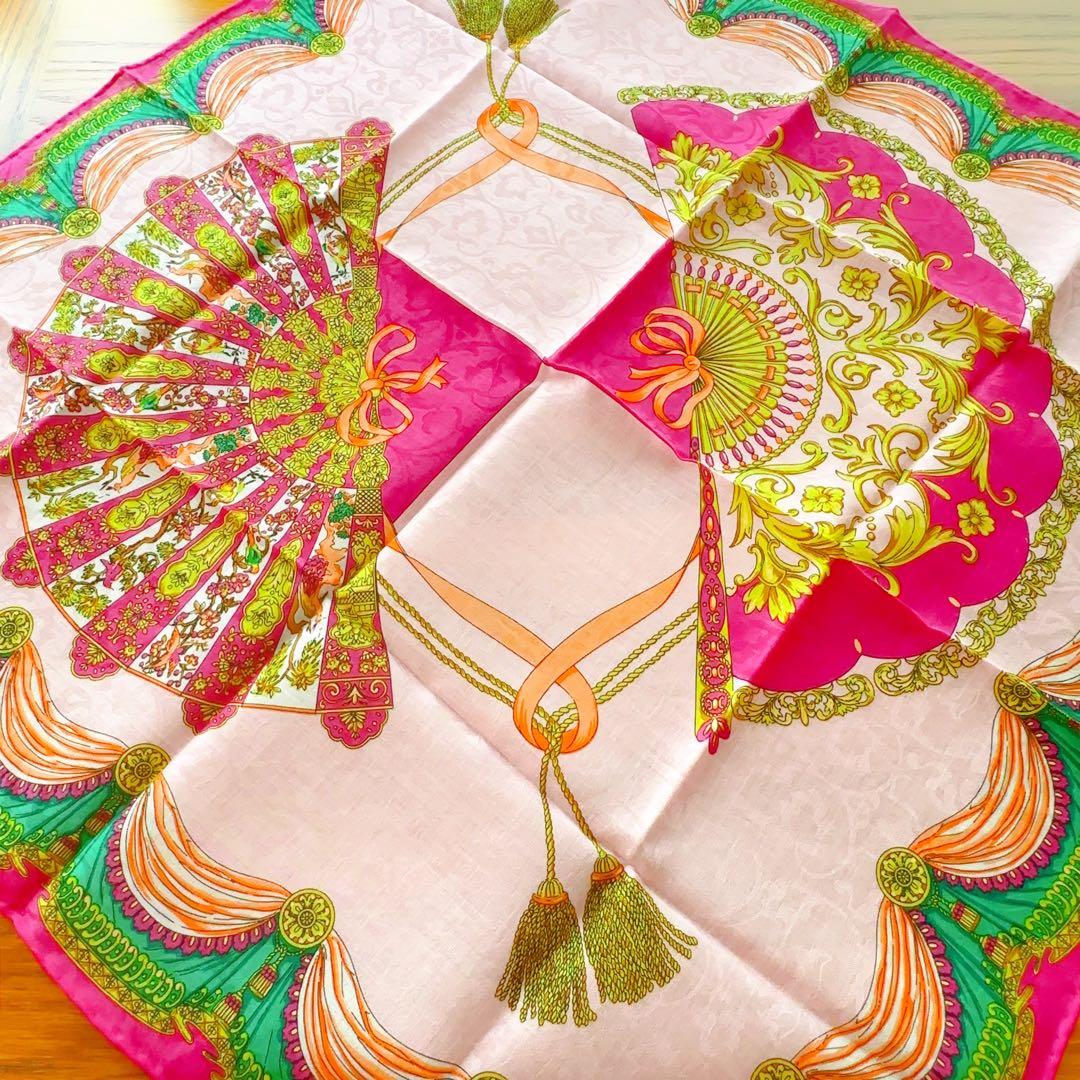 【新品】VERSACE 刺繍入り　アンティーク扇子柄　大判ハンカチ　ヴェルサーチ