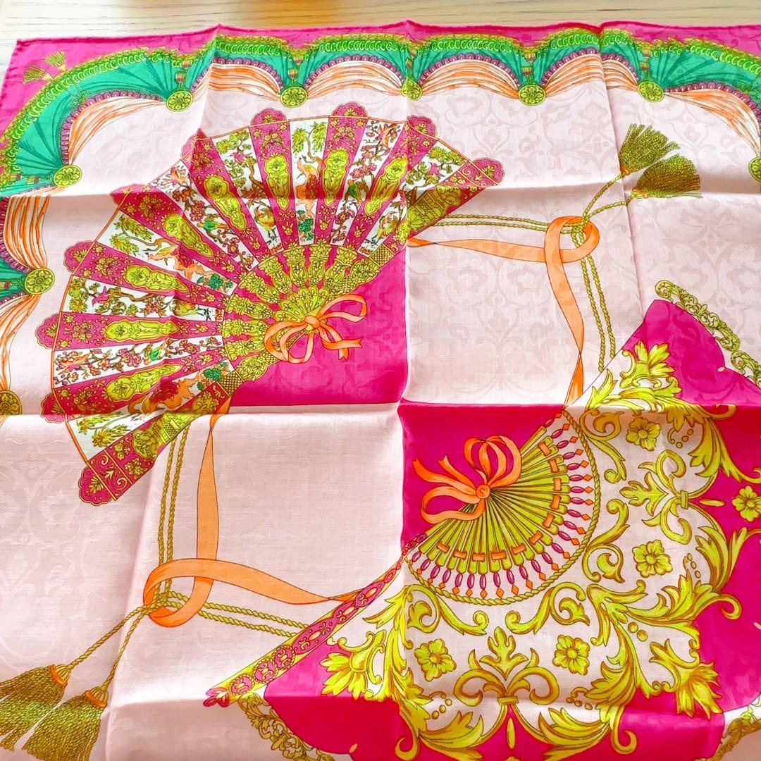 【新品】VERSACE 刺繍入り　アンティーク扇子柄　大判ハンカチ　ヴェルサーチ