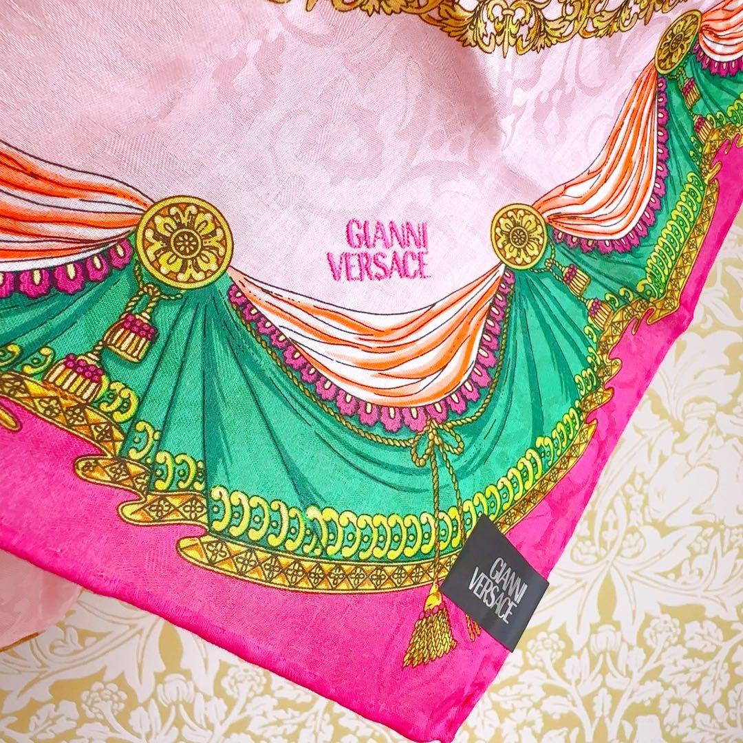 【新品】VERSACE 刺繍入り　アンティーク扇子柄　大判ハンカチ　ヴェルサーチ
