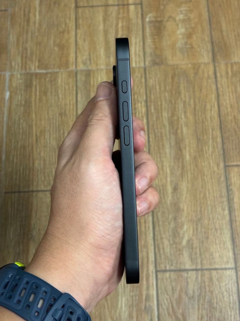 (充電回数9回だけ‼)バッテリー容量100%IPHONE 16e 128GB