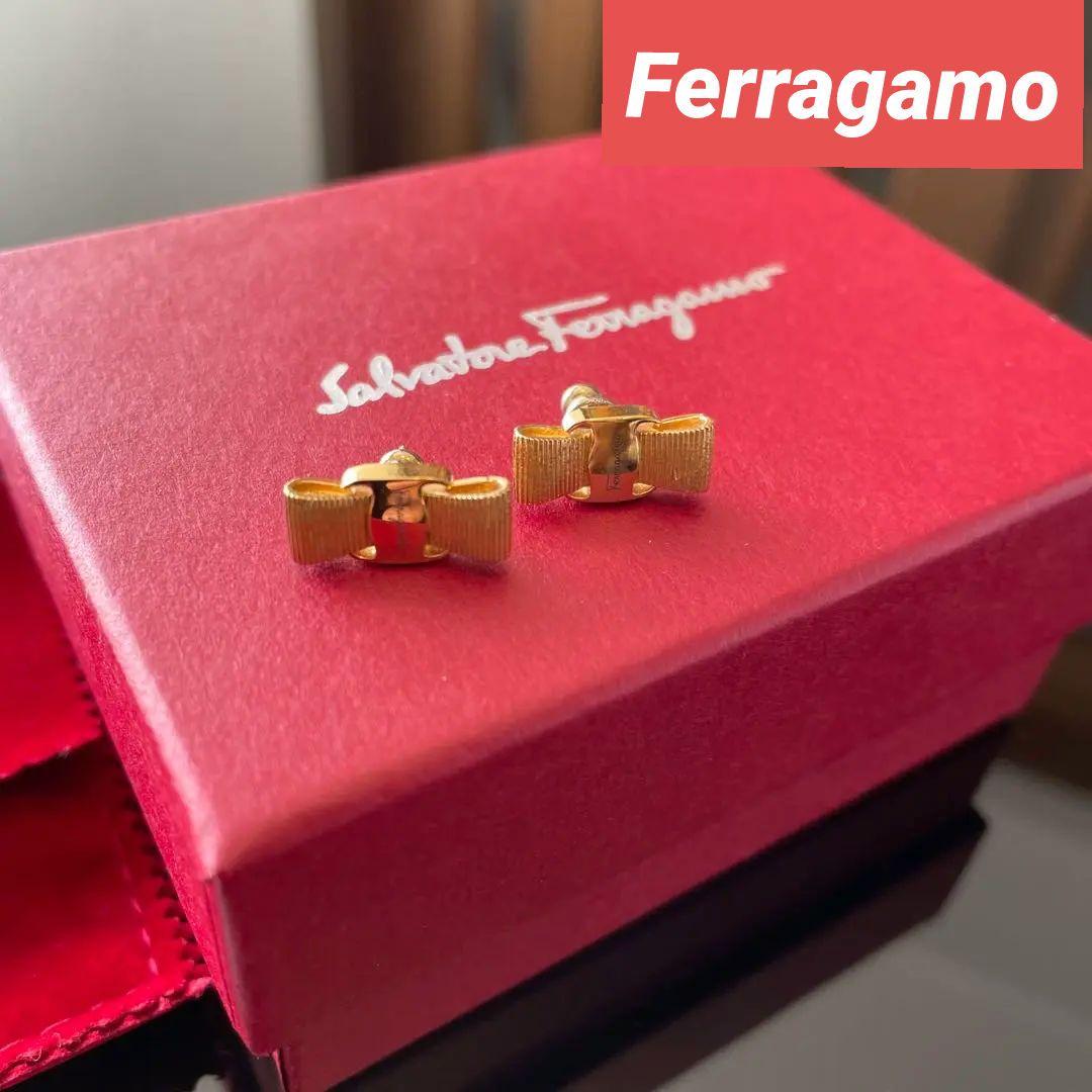 Ferragamo earring フェラガモピアス ヴァラリボン 　ゴールド