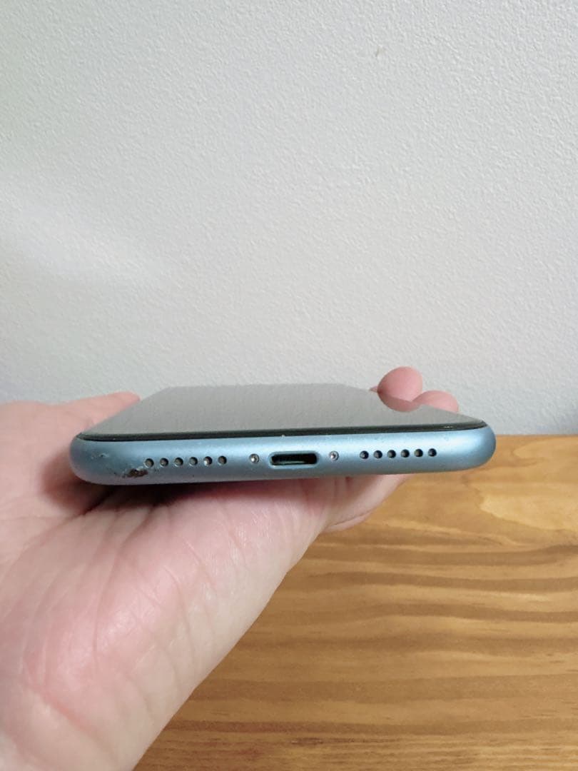 iPhoneXR64GB／本体美品／SIMフリー ※外カメラ不具合あり