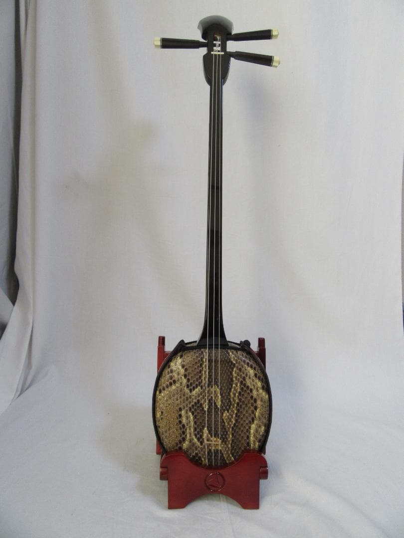 黒*〜様 三線 ケース 爪 楽譜 弦 ギターピック スタンド 初心者向けセット