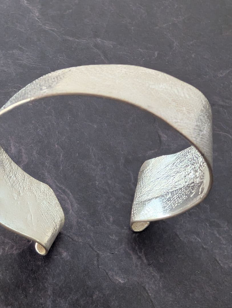 純銀　バングル　ブレスレット　彫金　シルバー製　美品