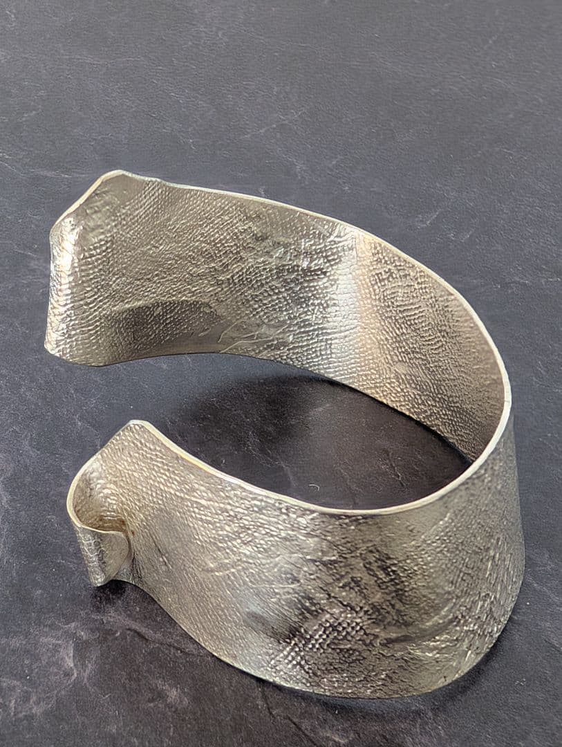 純銀　バングル　ブレスレット　彫金　シルバー製　美品