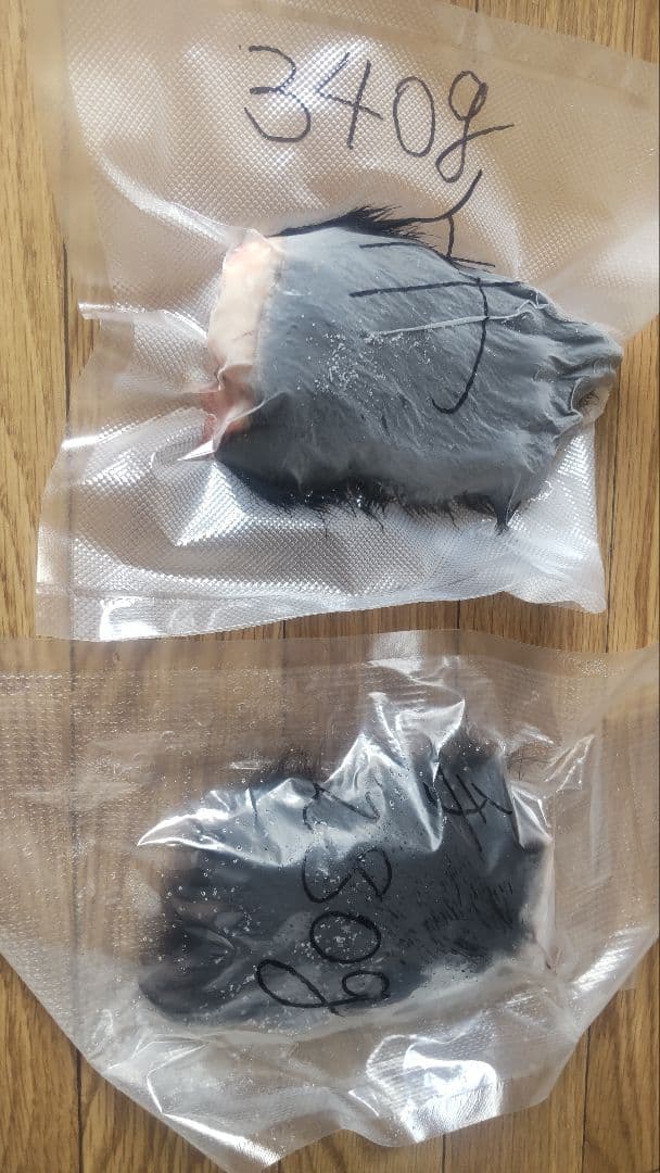 熊の毛付き爪　2点セット