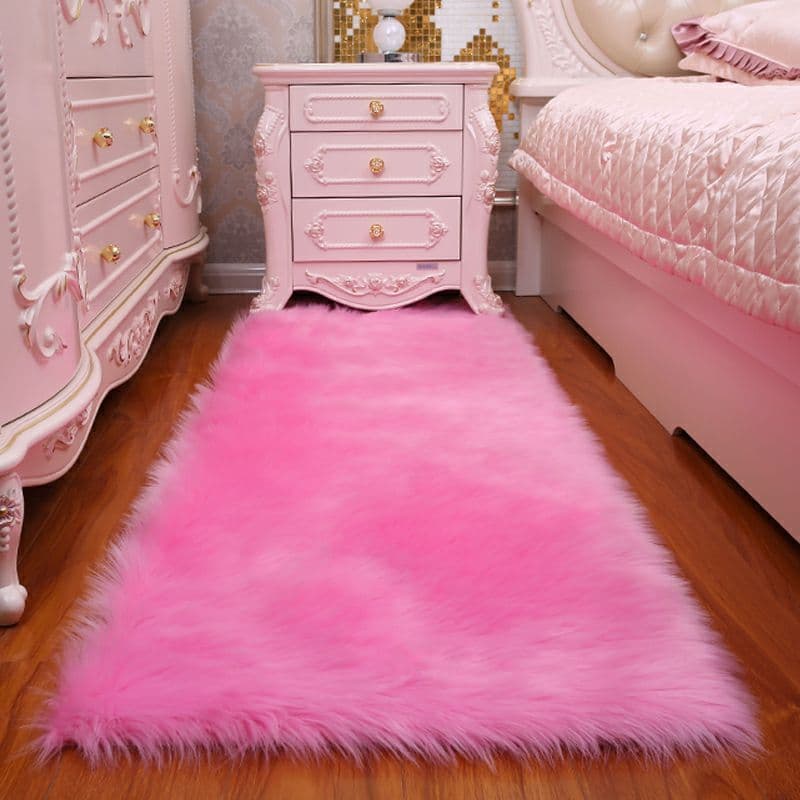 モダンなミニマリストの豪華なカーペットの寝室