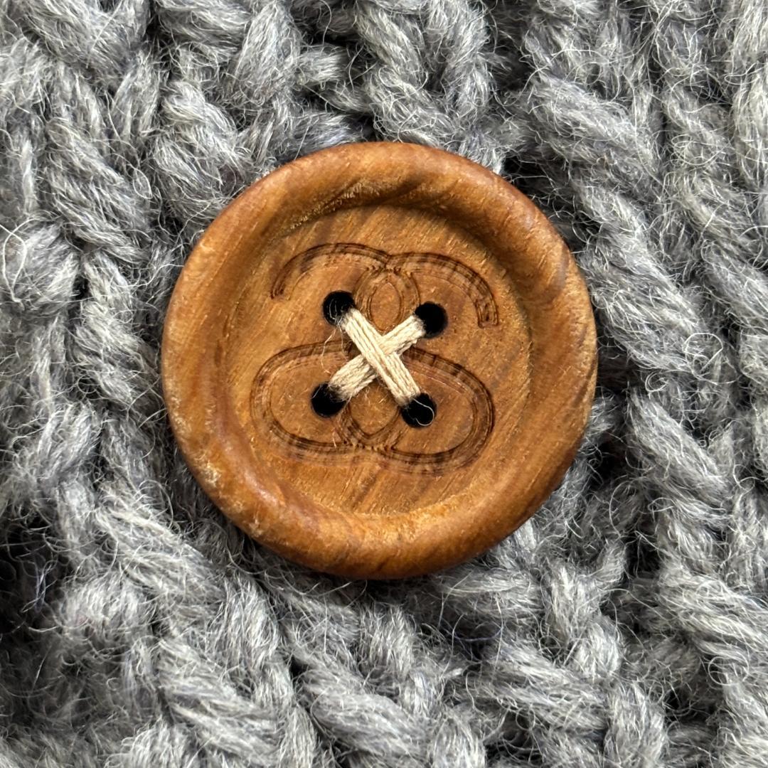 【超人気・極美品】ステューシー/ケーブルニット/厚手/ボタンロゴ/タブロゴ/XL