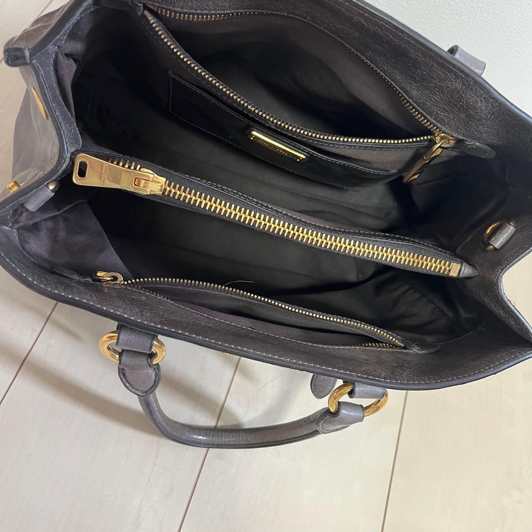 MIU MIU グレー レザー ハンドバッグ