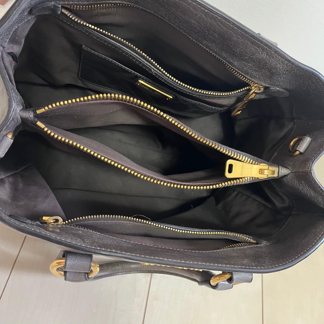 MIU MIU グレー レザー ハンドバッグ