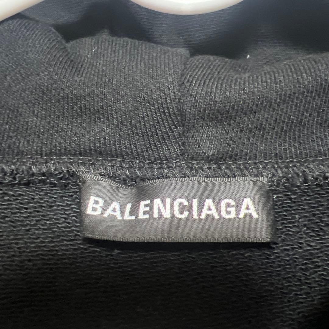 バレンシアガのパーカー年明けセール