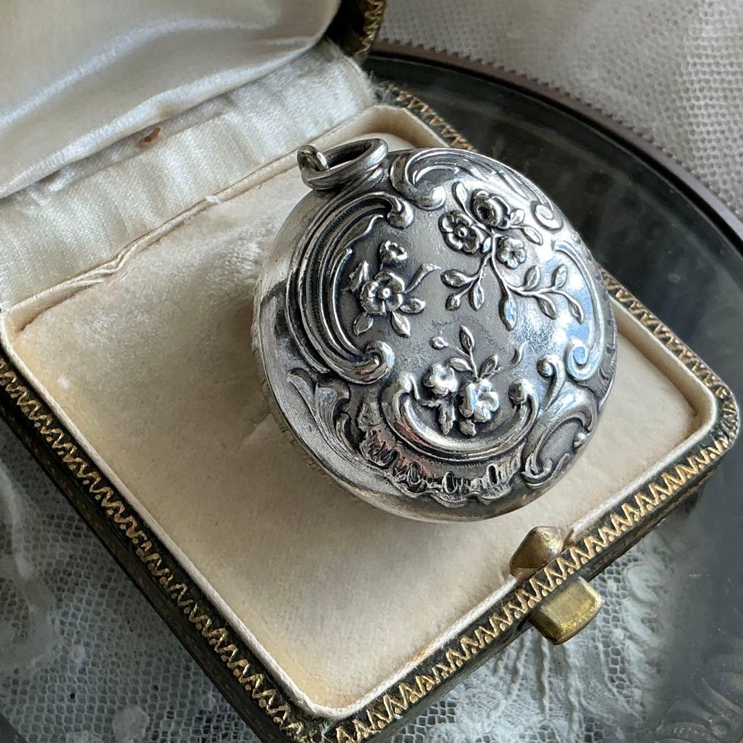 【C】フランスアンティーク　すずらん　ピルケース　シルバープレート