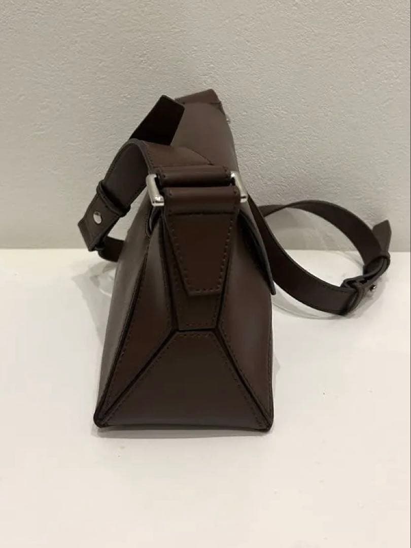 【新品未使用】Charles&Keith ナスリンジオメトリックショルダーバッグ