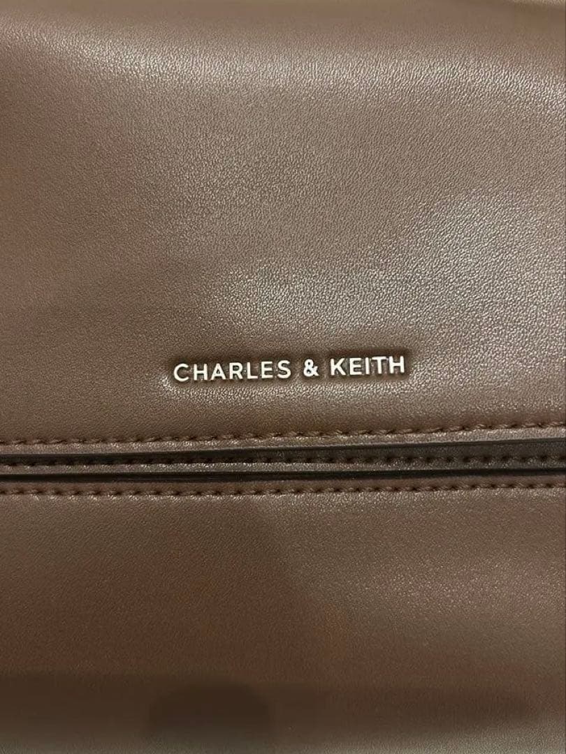 【新品未使用】Charles&Keith ナスリンジオメトリックショルダーバッグ
