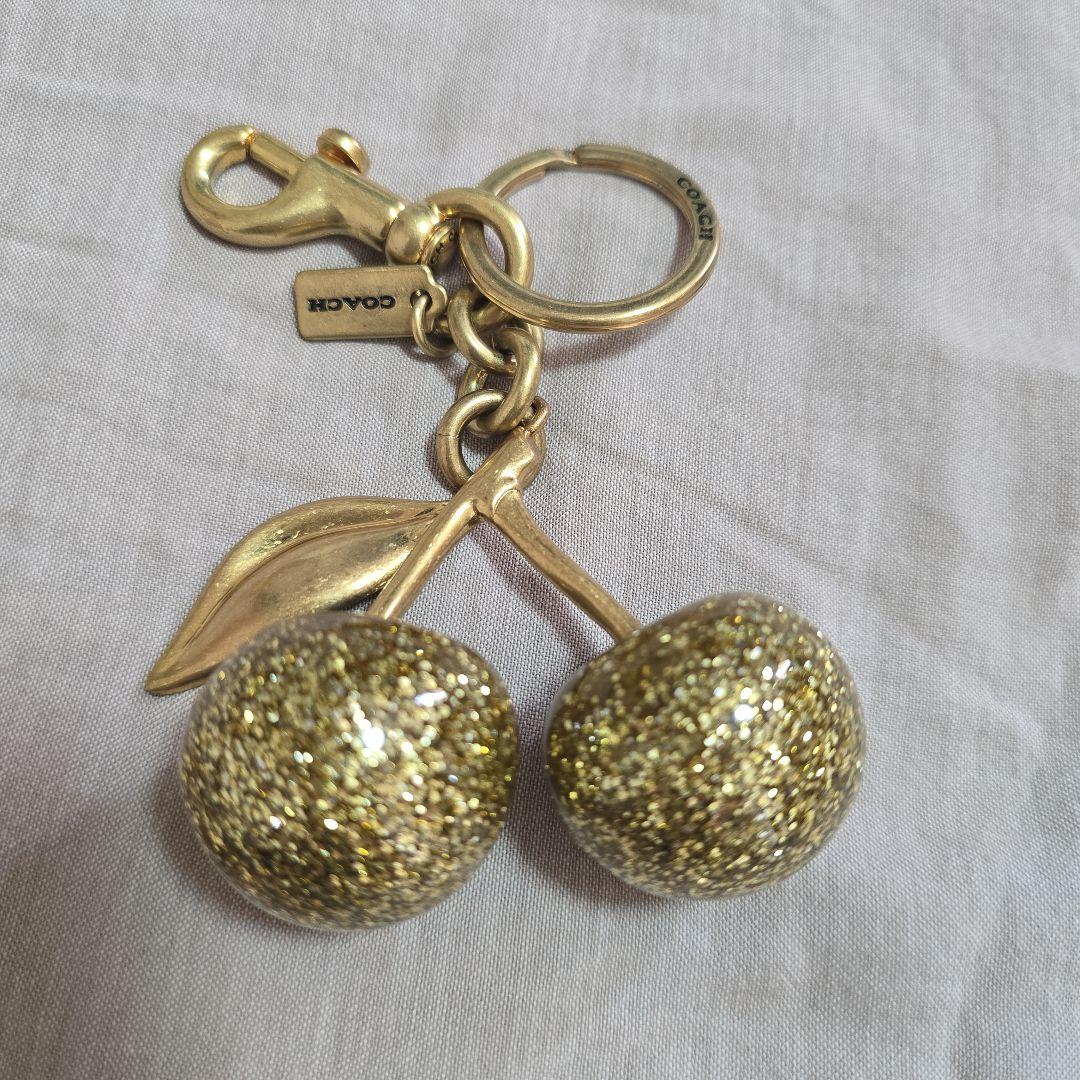 み*い様 COACH チェリー バッグ チャーム ゴールド