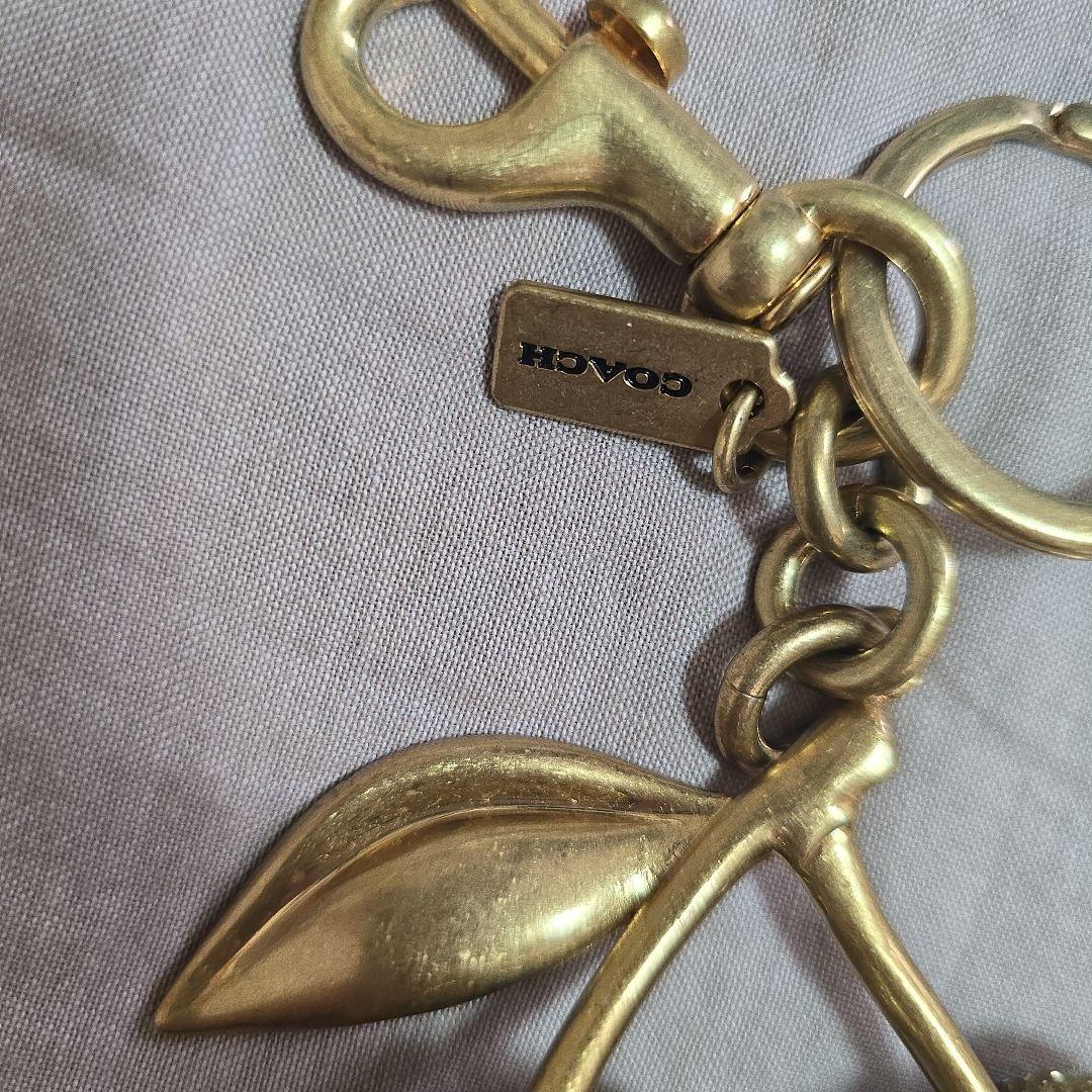 み*い様 COACH チェリー バッグ チャーム ゴールド