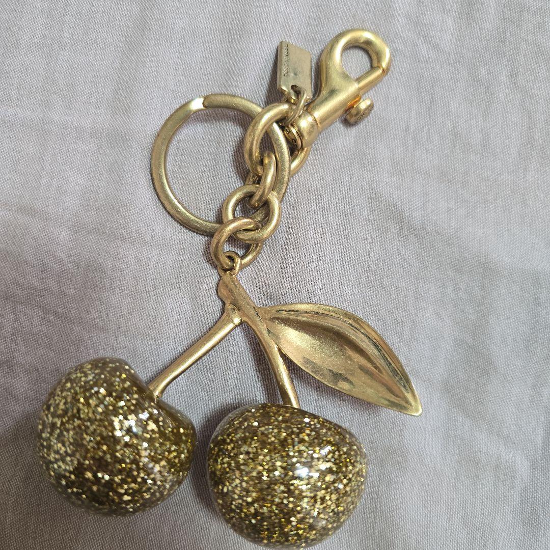 み*い様 COACH チェリー バッグ チャーム ゴールド