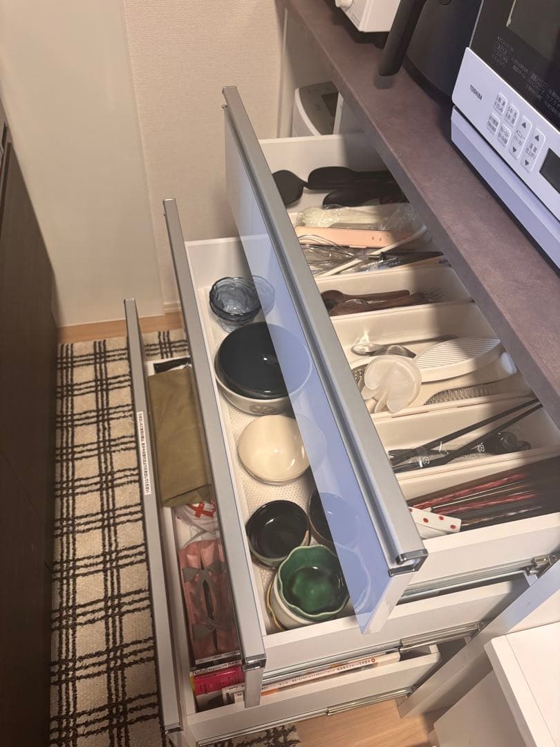 ホワイト・グレー木製食器棚 収納力抜群