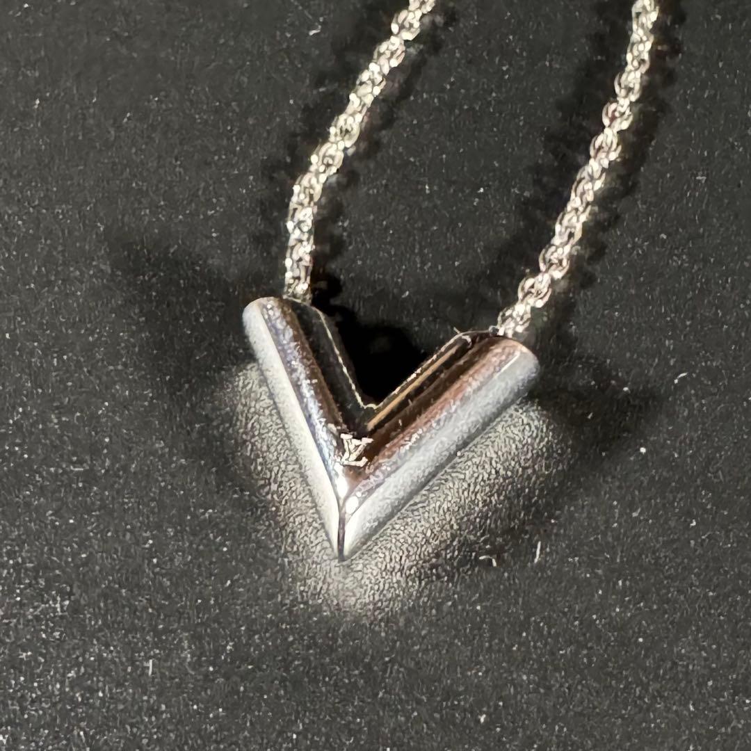 [美品] VUITTON ルイヴィトン エッセンシャルＶネックレス　シルバー