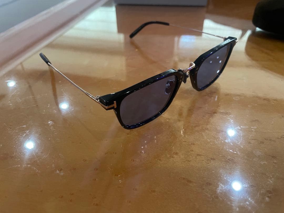 り*す様 〈新古〉トムフォード TF1042-D 01V