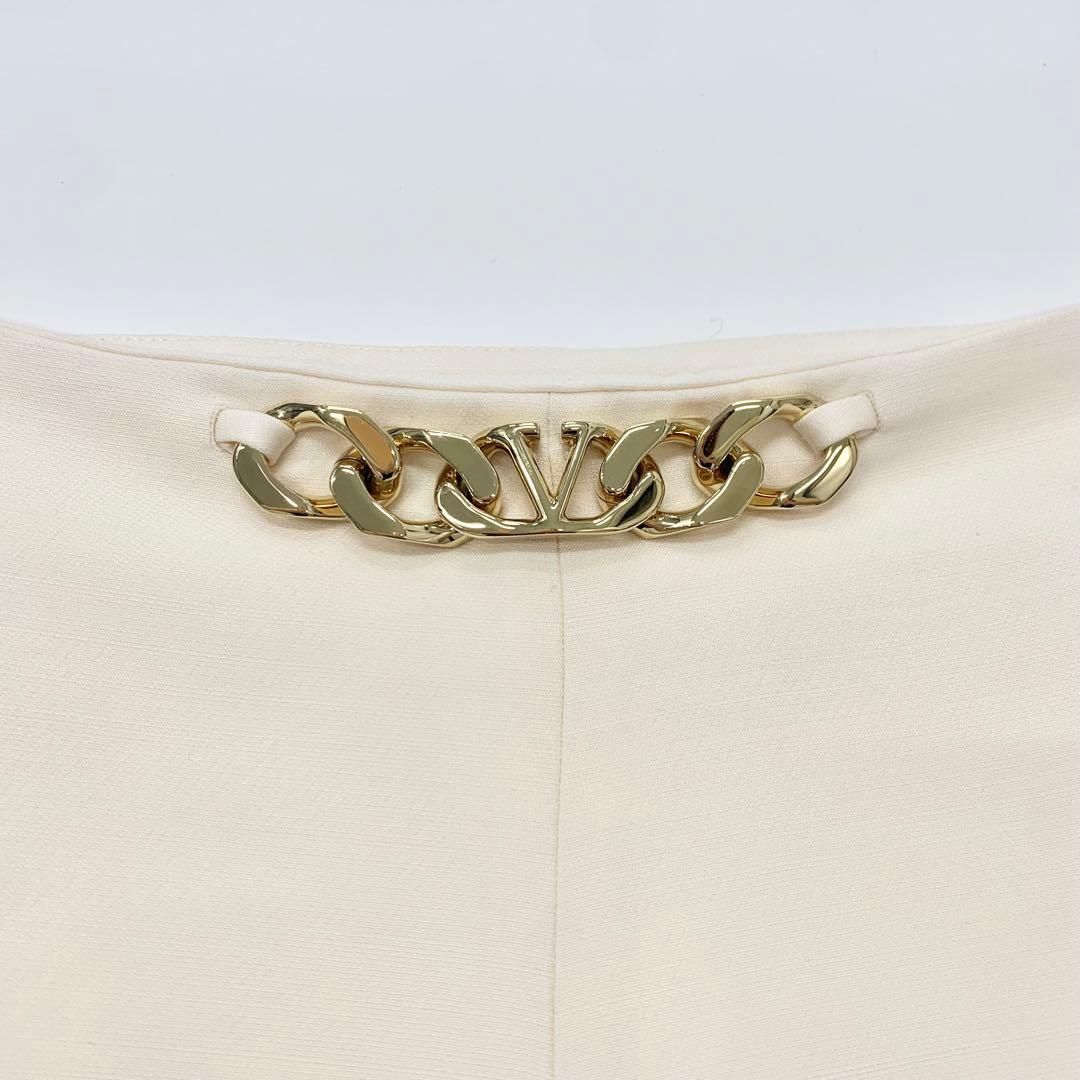 ヴァレンティノ ショートパンツ V金具 ロゴチェーン アイボリー