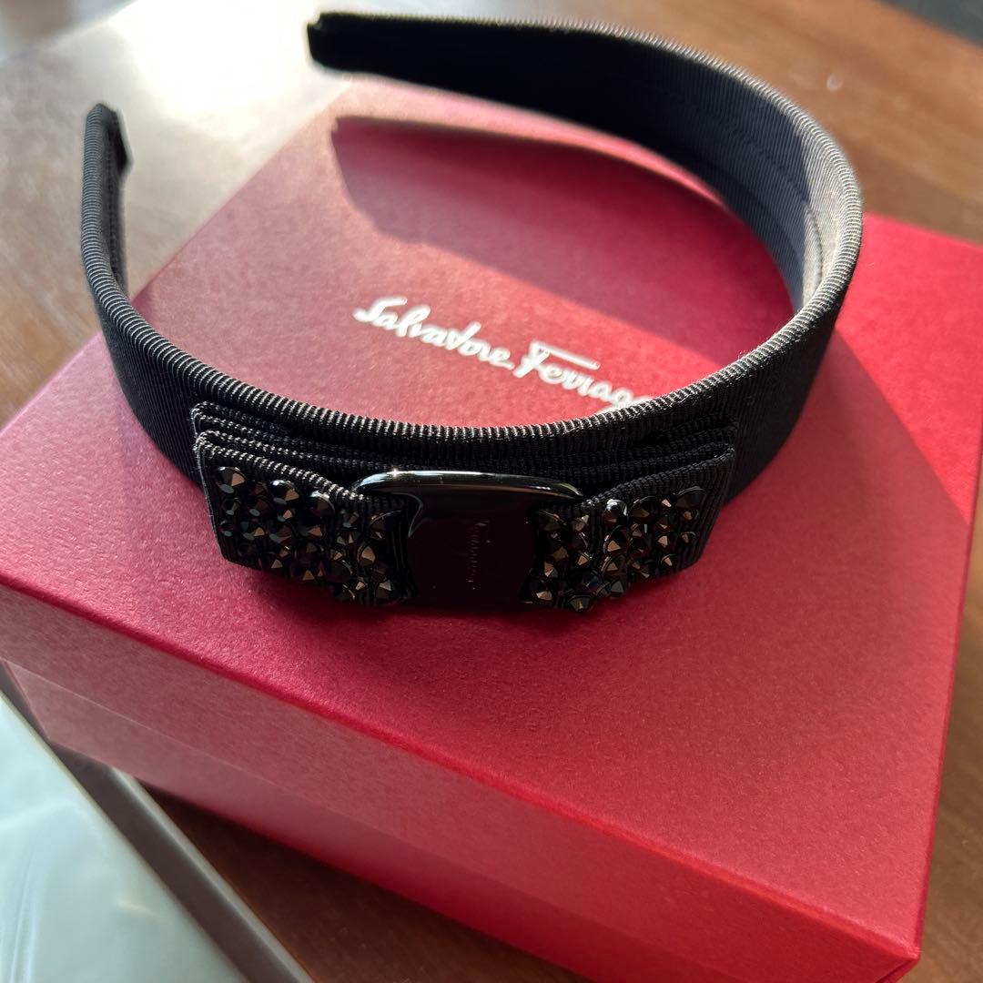 フェラガモ　カチューシャ　ビジュー付きヴァラ