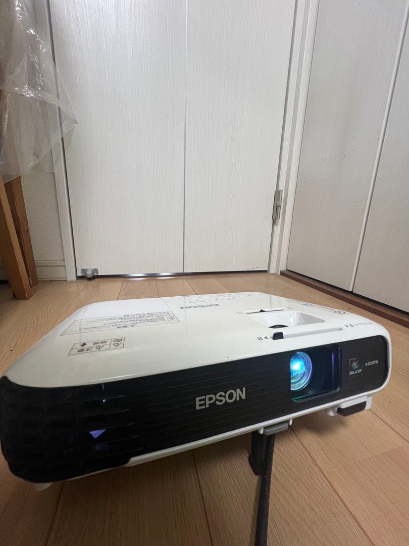 【美品】EPSON EB-S04 プロジェクター本体 ランプ寿命◎リモコン付き