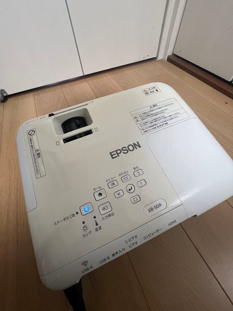 【美品】EPSON EB-S04 プロジェクター本体 ランプ寿命◎リモコン付き