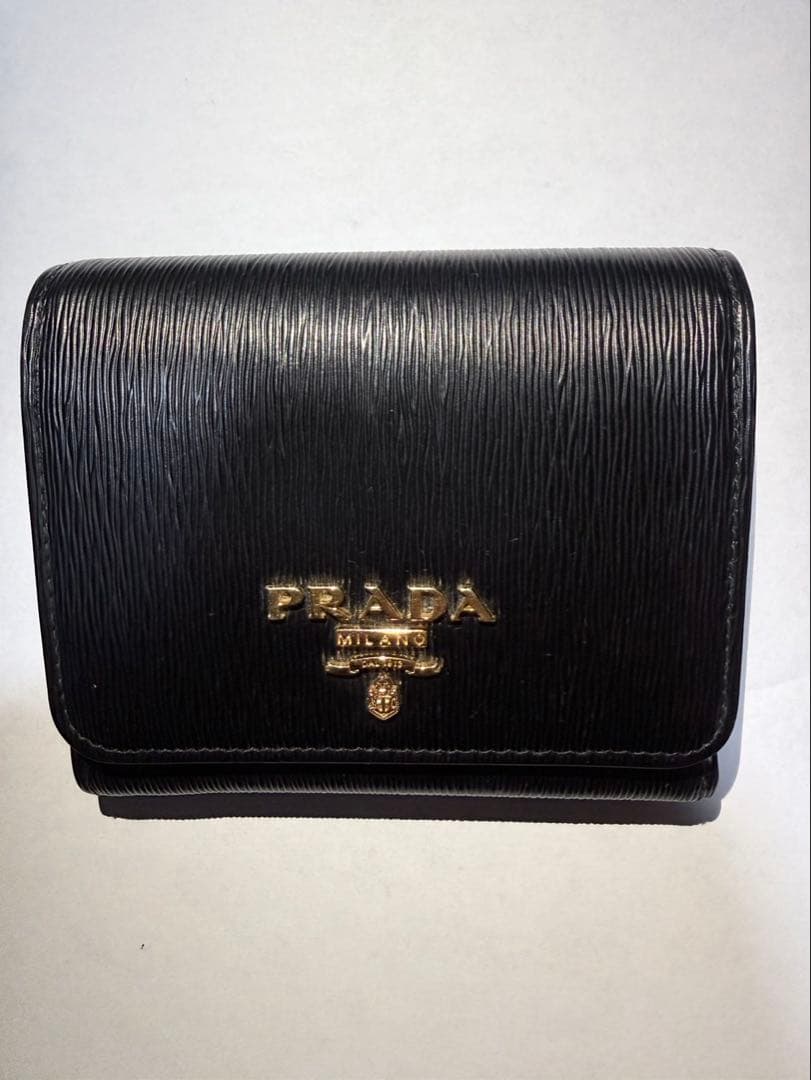 PRADA プラダ 三つ折り財布 サフィアーノ 黒×赤