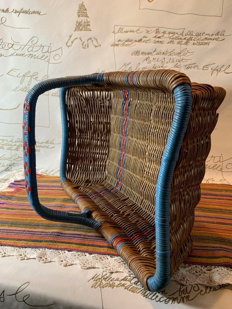 フランス製　アンティーク　ビニールの編み込みの色合いと形が素敵なバスケット！