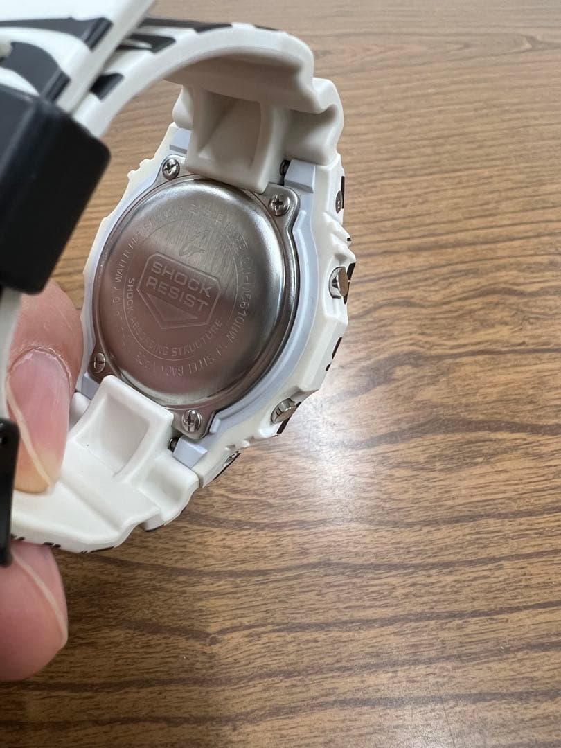 GW-M5610BW-7JF ソーラー電波　ゼブラ