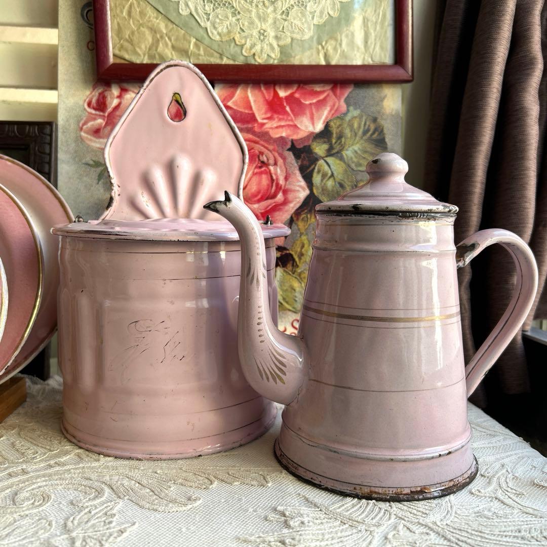 フランスアンティーク　ピンク色のホーローポットとセル缶