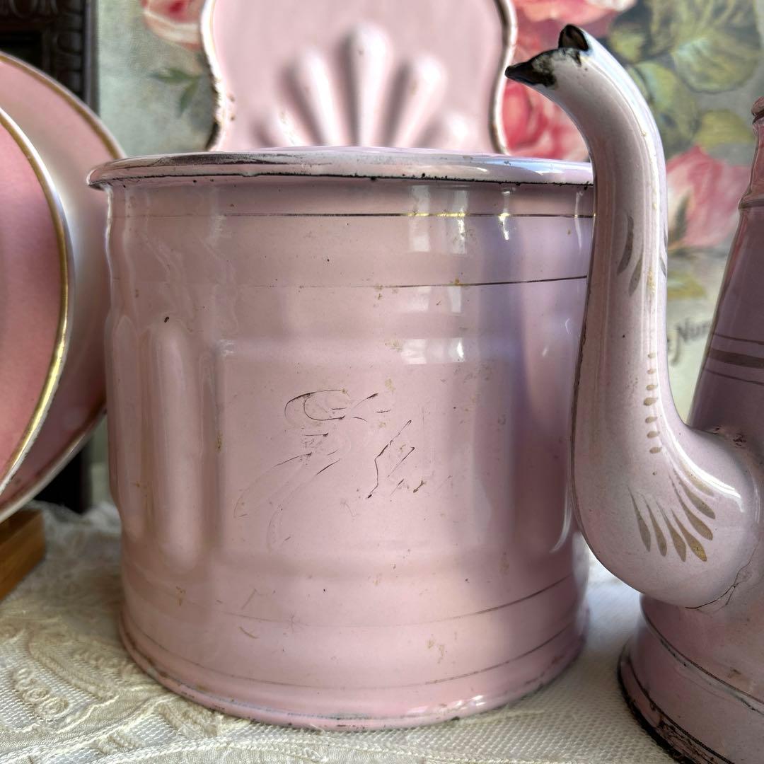 フランスアンティーク　ピンク色のホーローポットとセル缶