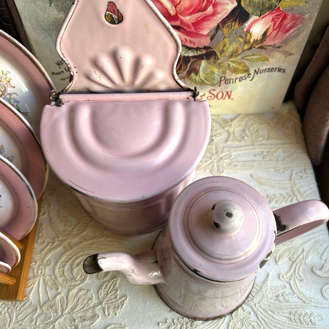 フランスアンティーク　ピンク色のホーローポットとセル缶