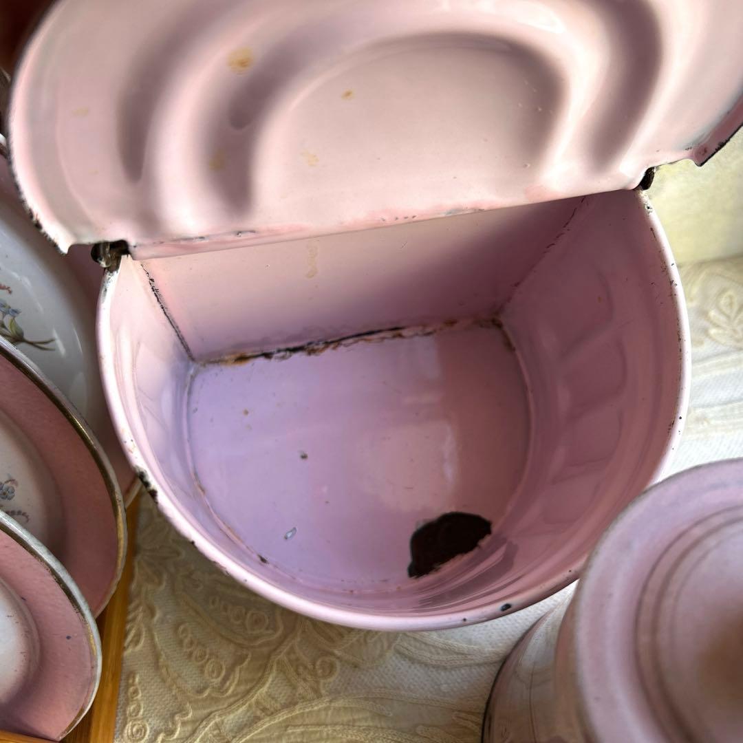 フランスアンティーク　ピンク色のホーローポットとセル缶