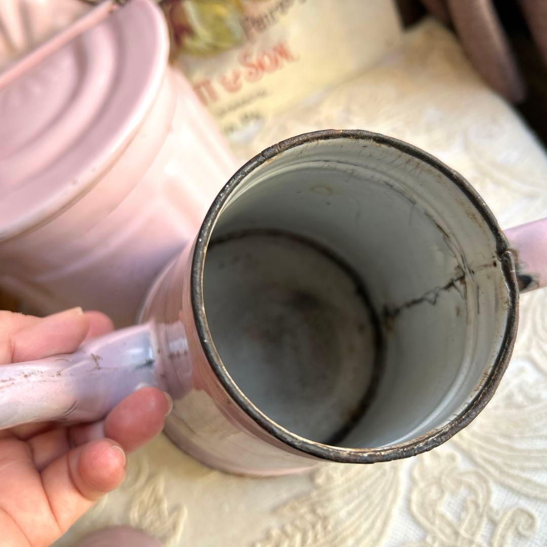 フランスアンティーク　ピンク色のホーローポットとセル缶