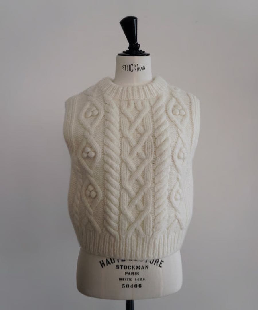 OHGA KNIT VEST ホワイト白　オーガ　ニットベスト　ケーブルニット