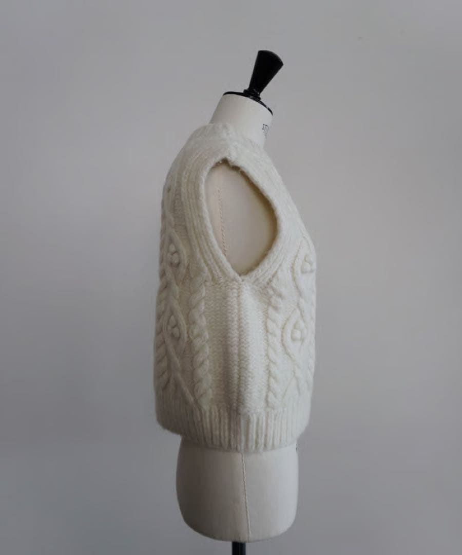 OHGA KNIT VEST ホワイト白　オーガ　ニットベスト　ケーブルニット