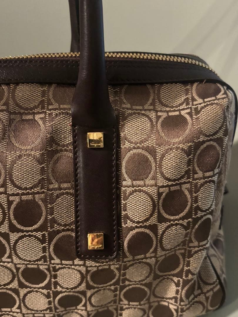 サルヴァトーレフェラガモ ガンチーニ柄 ハンドバッグ