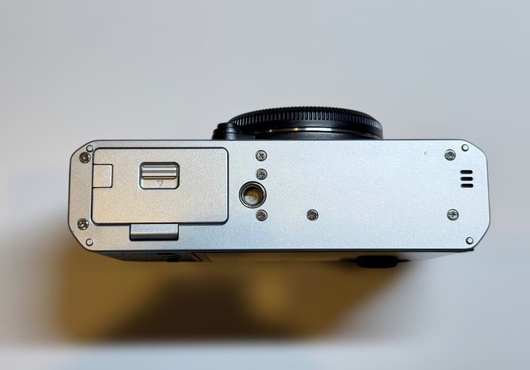 FUJIFILM X-E4 ミラーレスカメラ　シルバー