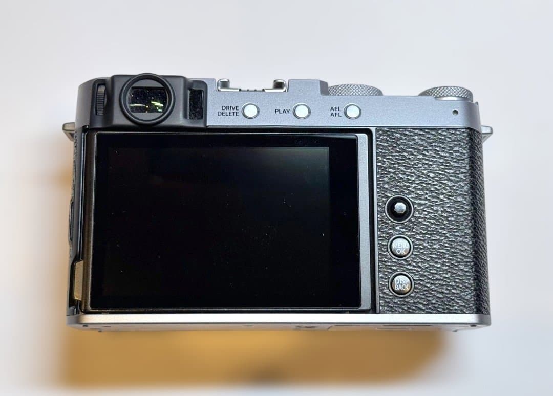 FUJIFILM X-E4 ミラーレスカメラ　シルバー