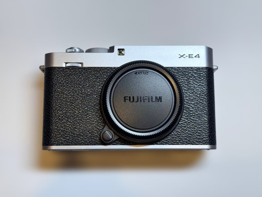 FUJIFILM X-E4 ミラーレスカメラ　シルバー
