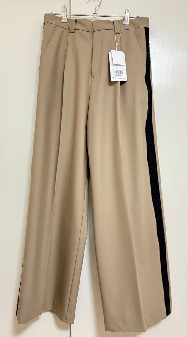 サイドシャーリングラインパンツ