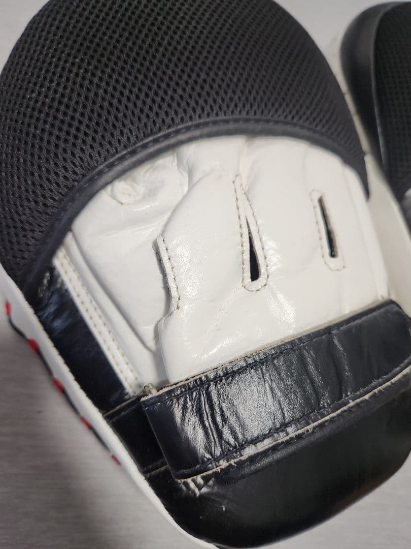 Fairtex キックミット 黒/白