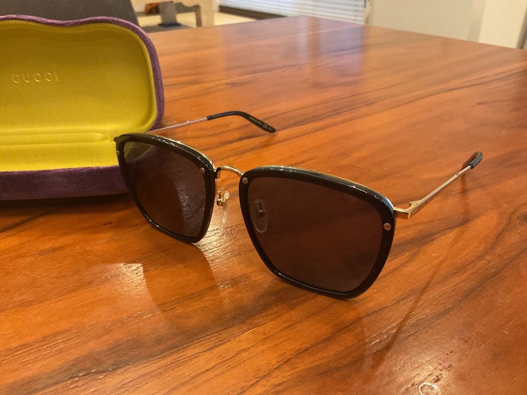 【ティト】GUCCI サングラス 黒 レンズ 専用ケース付き