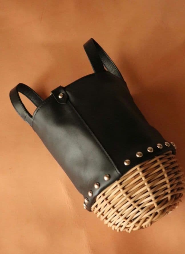 美品 ribbon b レザー 籐 スタッズかごバッグ warang wayan