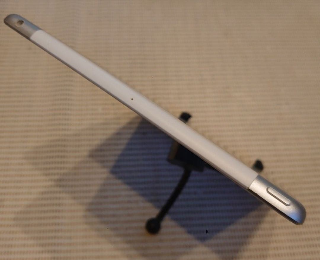 4FEMD動作品SIMフリーiPad第7世代本体32GB送料込ジャンク品